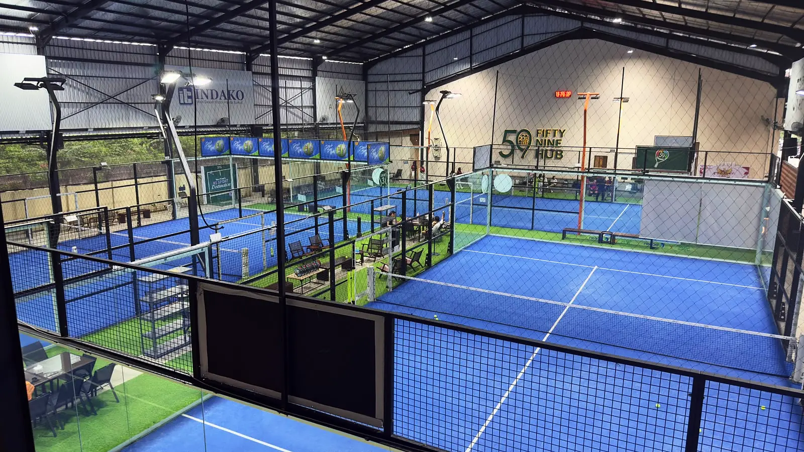 Padel court: Lima court kaca, dilihat dari tribun