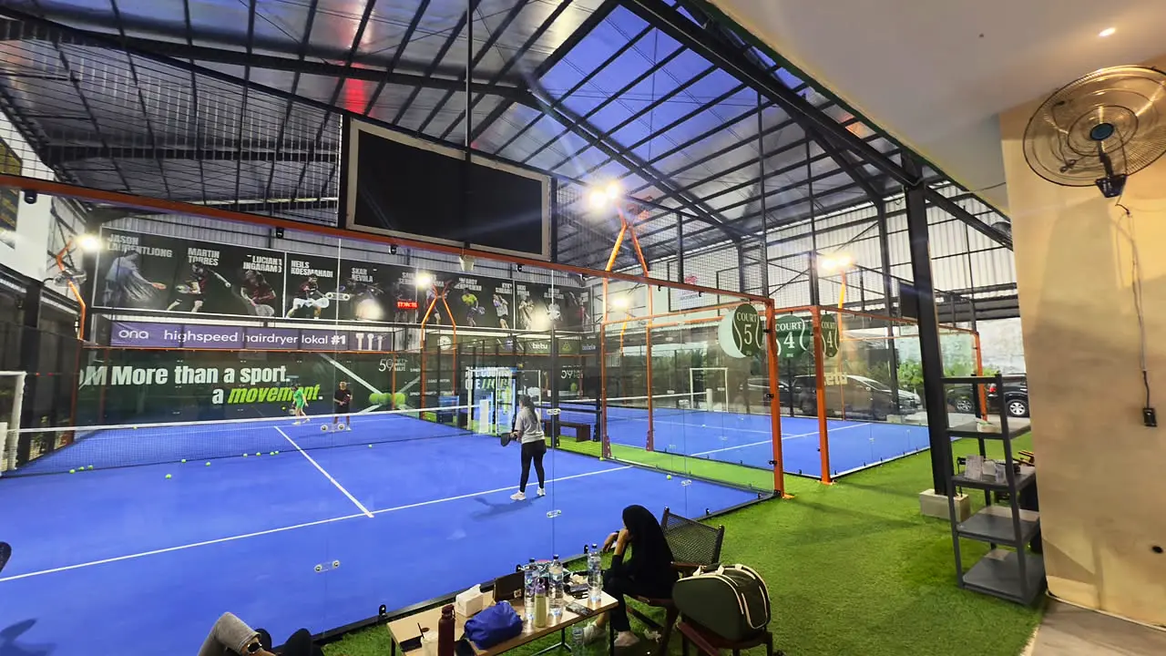 Padel court: Lampu sorot untuk main malam