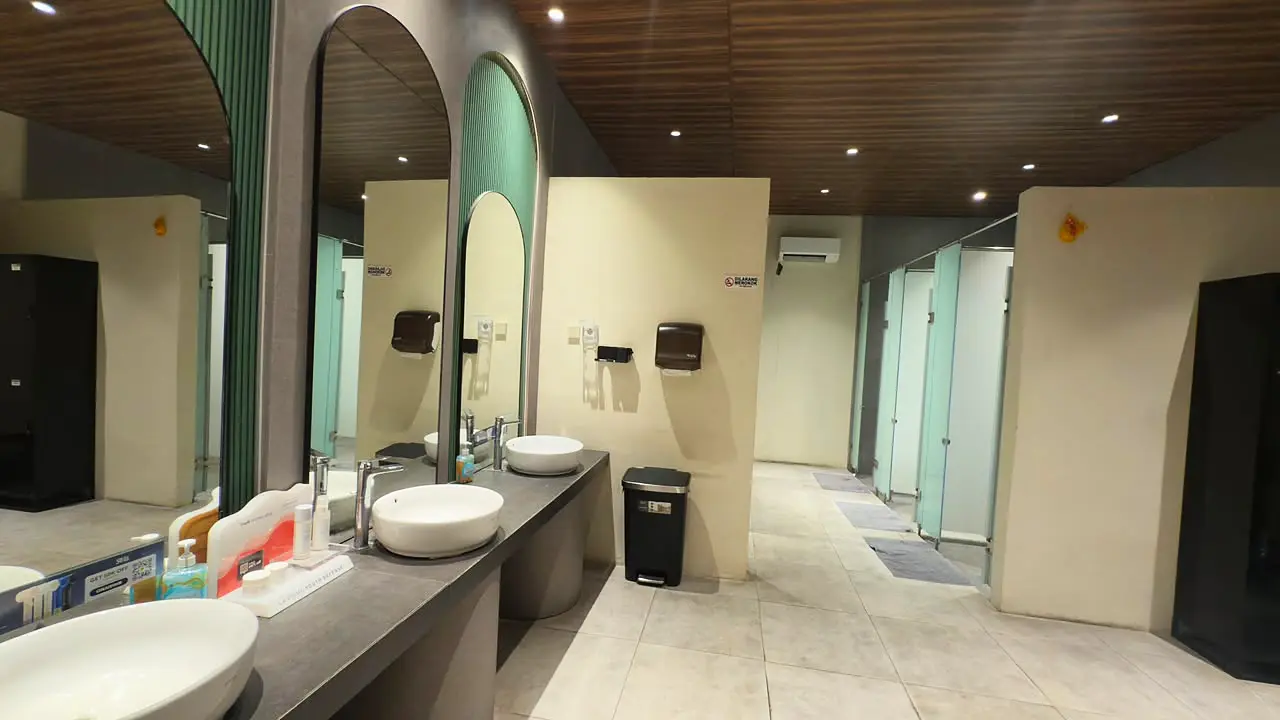Area wastafel, shower dan loker FiftyNine Hub